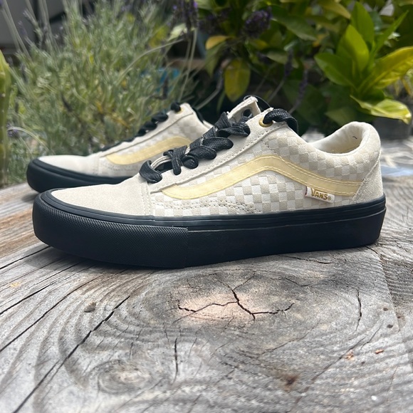 Van’s LA pro with glow in the dark side stripes.  Men sz 6.  Leather and rubber. - Picture 2 of 9